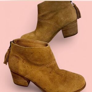 TOMS Tan suede ankle boots with tassels #ankleboots #suedeshoes